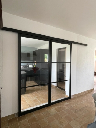 Installation de deux portes en aluminium noir