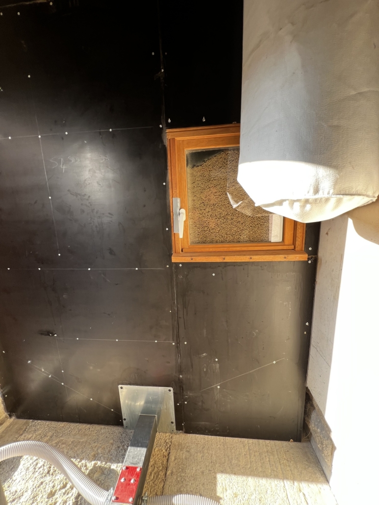 Installation d'une chaudière à pellets avec silo à granulés dans une mairie