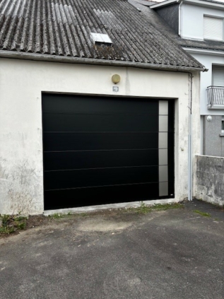 après : une porte de garage FAME – Modèle Sillage en RAL 9005 Noir (hauteur 3 m), élégante et moderne.