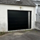 après : une porte de garage FAME – Modèle Sillage en RAL 9005 Noir (hauteur 3 m), élégante et moderne.